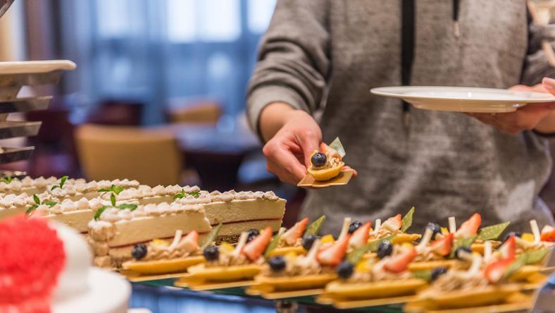 大爷大妈吃垮邮轮,为什么总说中国人的吃相不好